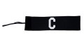 Czarna opaska kapitana ARMBANDS na ramieniu zawodnika podczas meczu